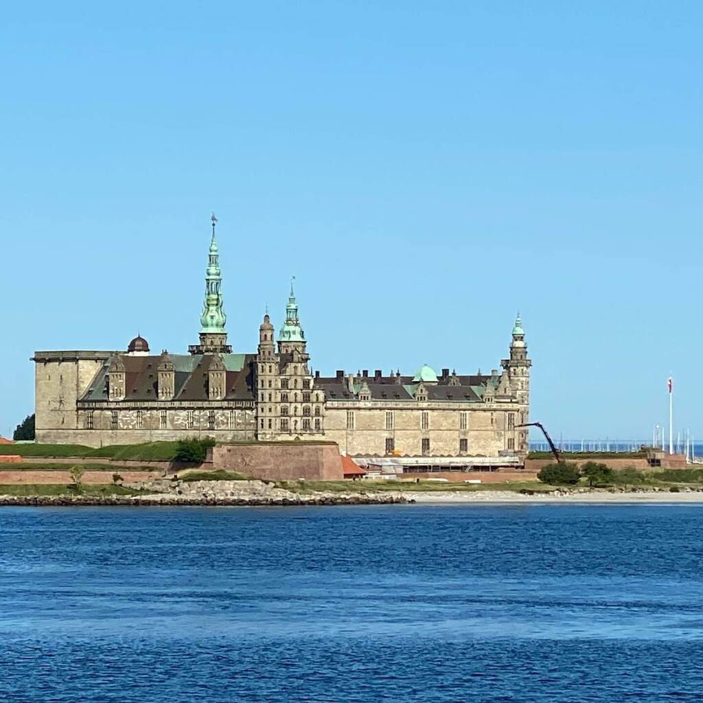 JokeTravel's tweet photo. Kronborg
Het kasteel ligt op een landtong, waar de Sont op zijn smalst is. Het Zweedse Helsingborg ligt op niet meer dan vier kilometer afstand. De Deense koning Erik VII bouwde hier rond 1420 het eerste fort en ging hier de Sonttol heffen op langsvarend… https://t.co/34exNXJo1y https://t.co/06hNcVHAP9