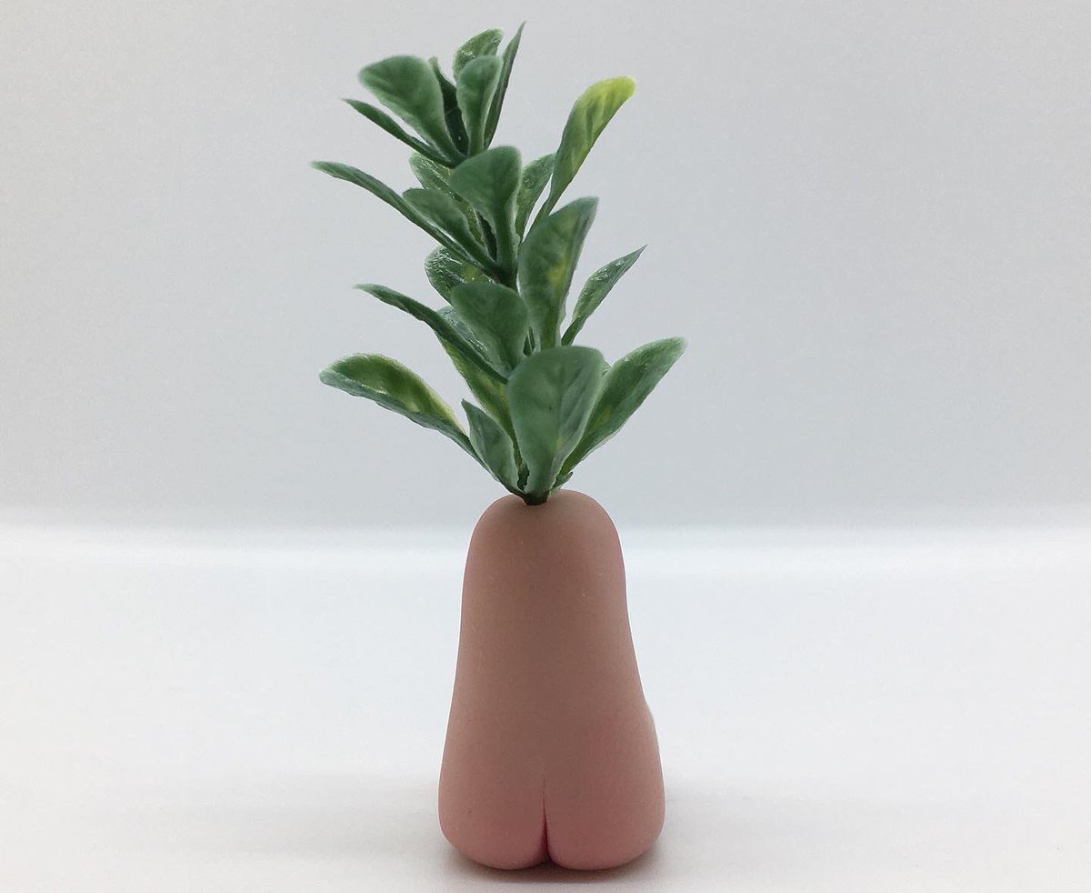 mushm0on's tweet image. Her name is Violet and she wants you to have this amethyst point💜🥺