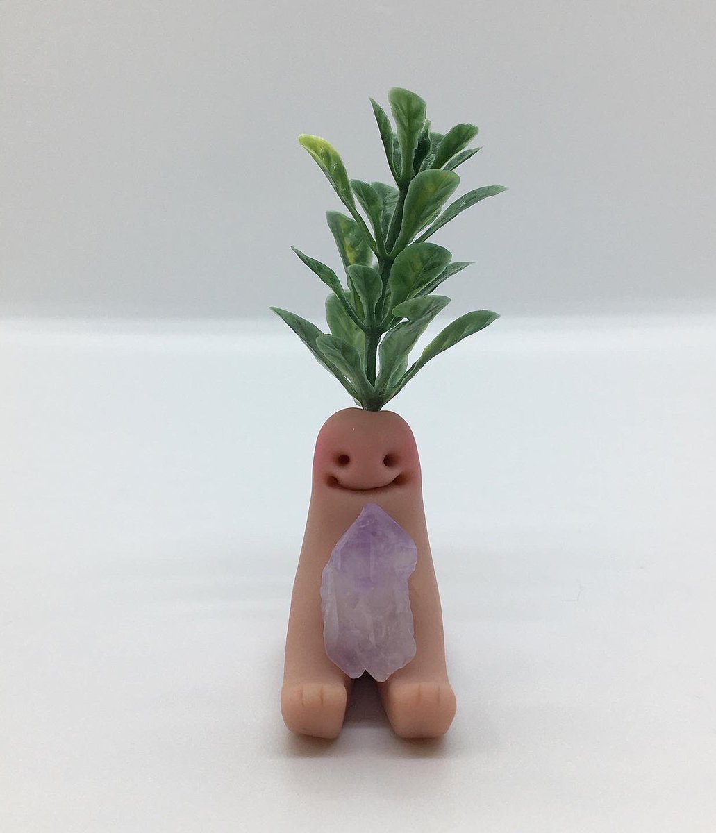 mushm0on's tweet image. Her name is Violet and she wants you to have this amethyst point💜🥺