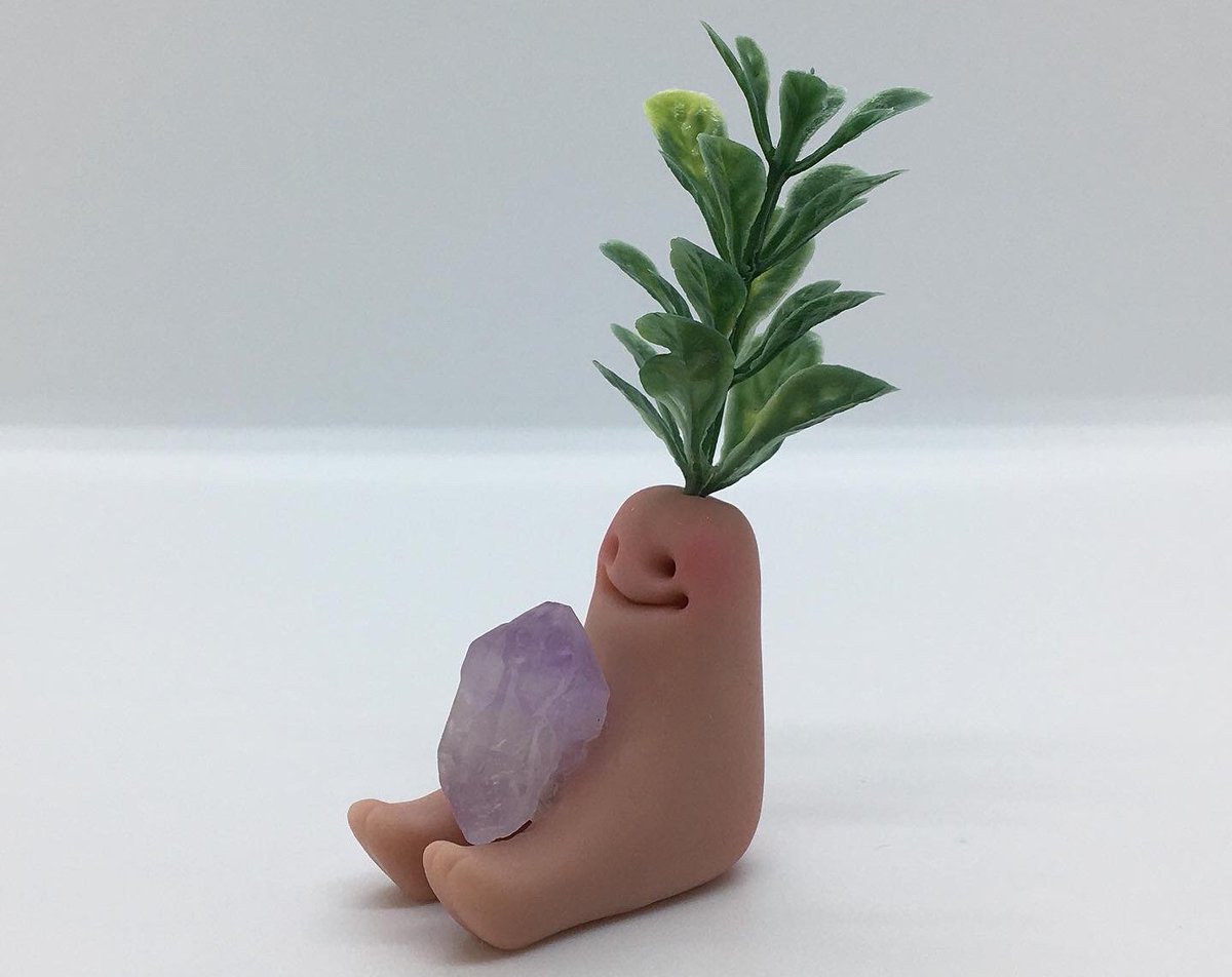 mushm0on's tweet image. Her name is Violet and she wants you to have this amethyst point💜🥺