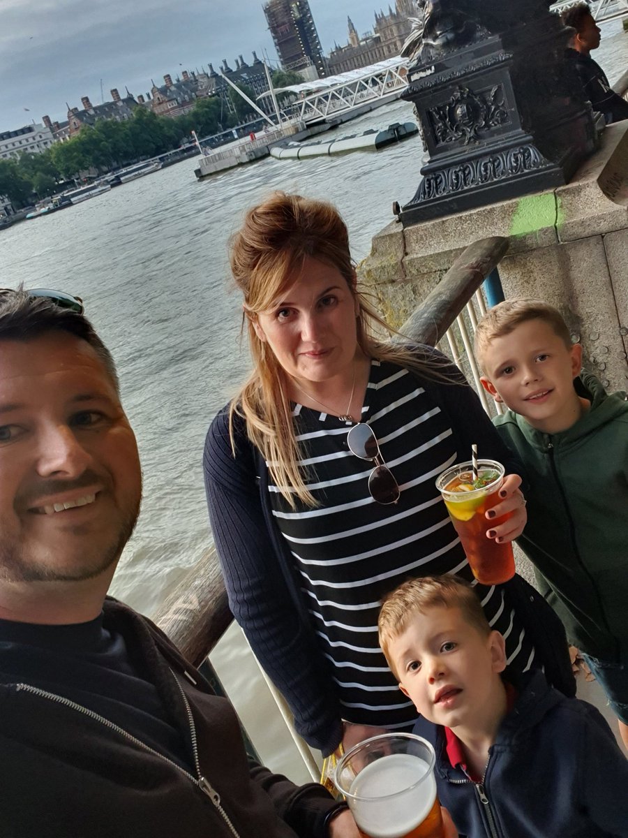 GaryRobery's tweet photo. Lovely family trip to London for the bank holiday x https://t.co/RRx6YAsxjG