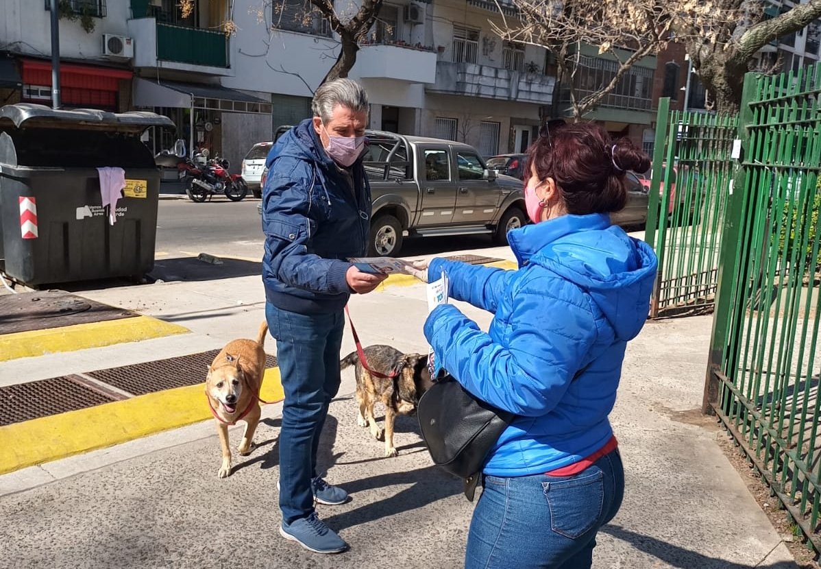 FComuna5's tweet photo. Fin de semana de campaña ✌️☀️
Estuvimos en todas las esquinas y puntos de nuestra comuna con mesas de volanteo, entregando a lxs vecinxs las boletas y propuestas rumbo a las PASO el 12 de septiembre.

#LaVidaQueQueremos
#LaCiudadQueQueremos ❤️ https://t.co/X83my7XnkT