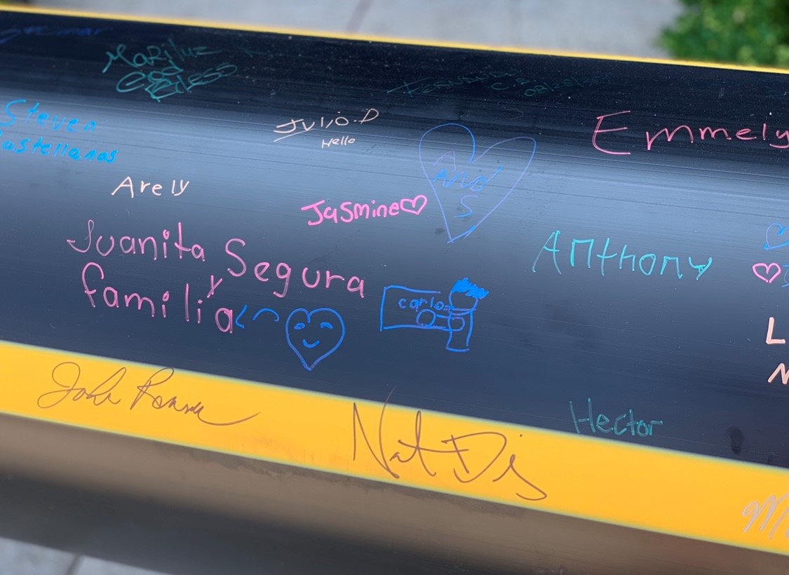 PeoplesGasCHI's tweet photo. Before we install this 20-foot gas main on the northwest side as part of our System Modernization Program, we offered families a chance to write their names on it! Thank you @Ald_Villegas and CityLights Church for hosting us at your back-to-school event!
#SignAPipe
#36thWard https://t.co/IKkZfiINfQ