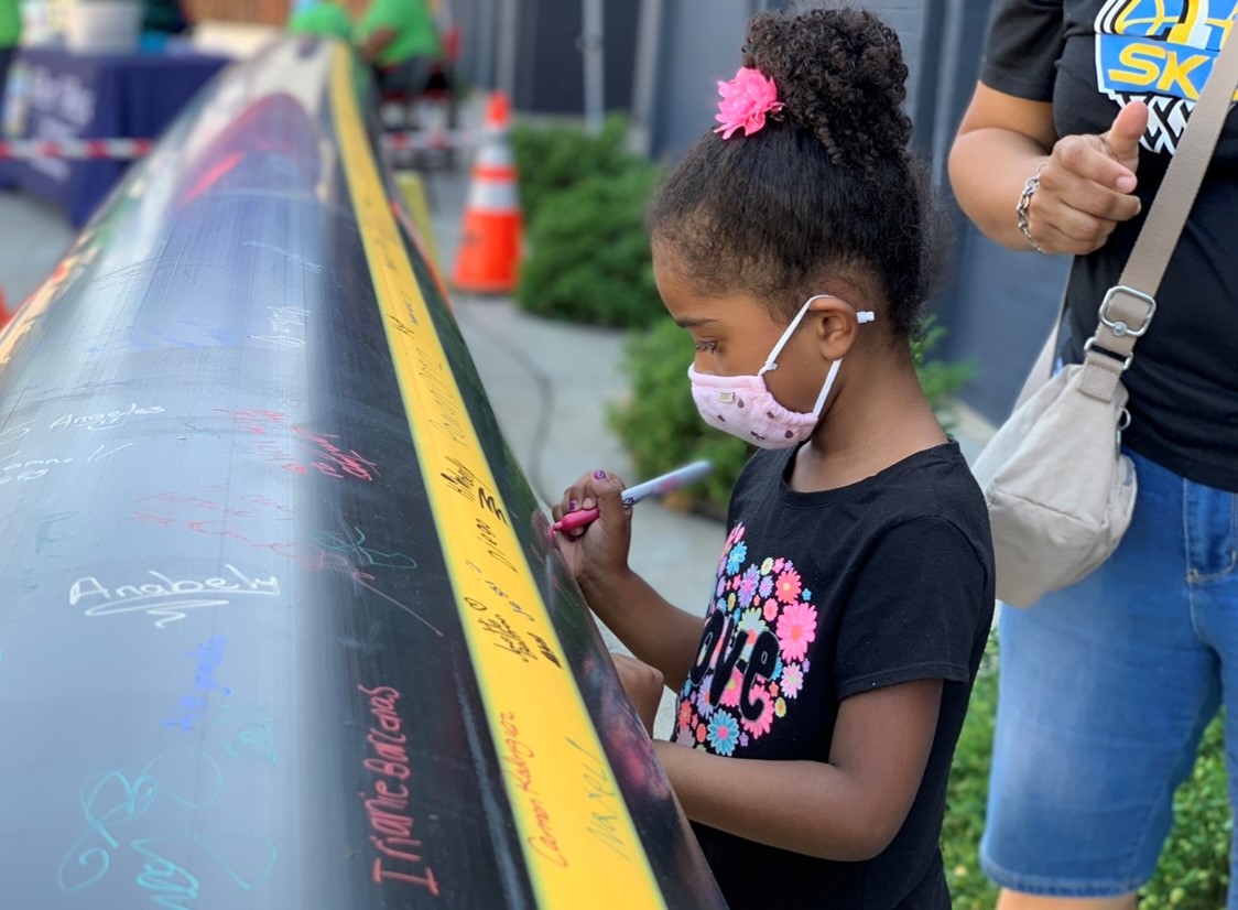 PeoplesGasCHI's tweet photo. Before we install this 20-foot gas main on the northwest side as part of our System Modernization Program, we offered families a chance to write their names on it! Thank you @Ald_Villegas and CityLights Church for hosting us at your back-to-school event!
#SignAPipe
#36thWard https://t.co/IKkZfiINfQ