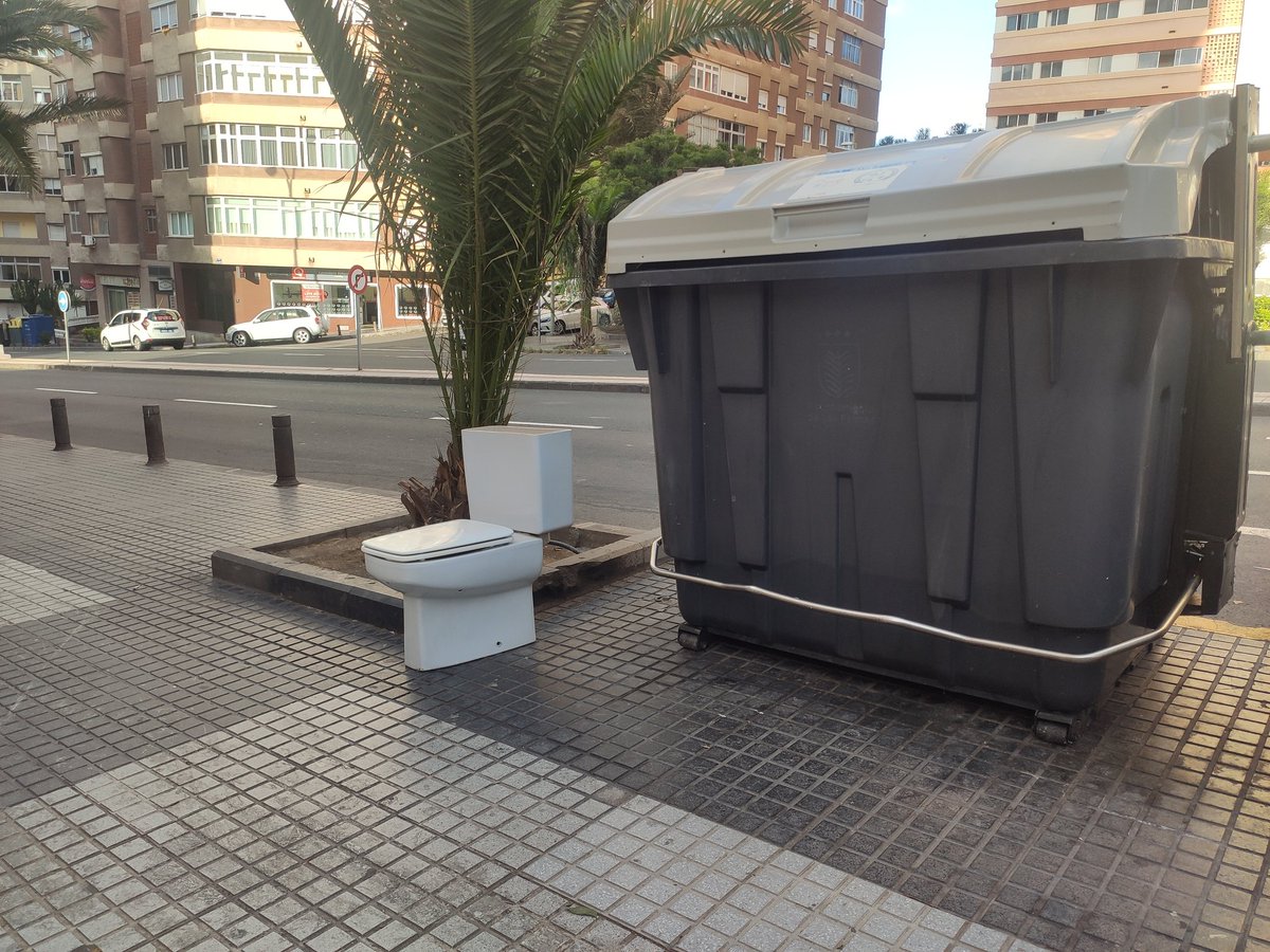 Qué poco autobombo se da este @AyuntamientoLPA, que desde la semana pasada puso este baño público en Escaleritas y no lo ha anunciado ni nada. Lo mismo <a href="/LimpiezaLPGC/">Servicio Municipal de Limpieza</a> viene algún día y lo saca en tuiter #SuidadDeMal