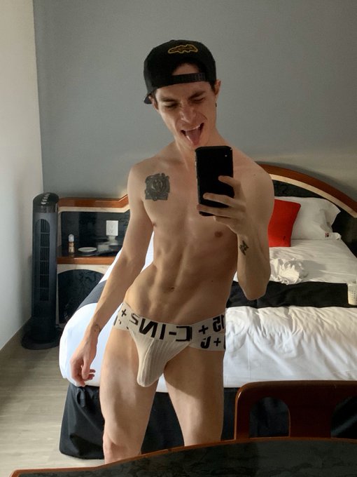 #TB hace algunos tattoos ? https://t.co/lX5yb9u4vD