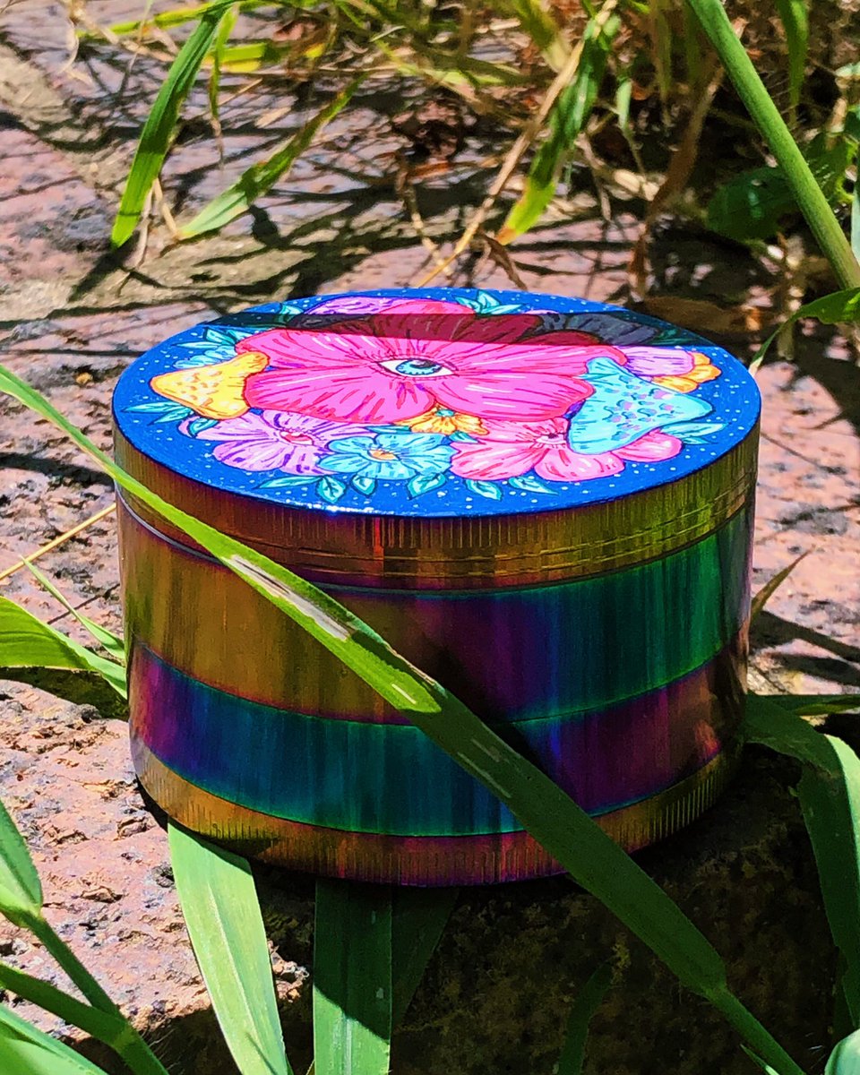 tracerlore's tweet photo. when your backpack and grinder coordinate 😌🌿 https://t.co/SM91W41KUr