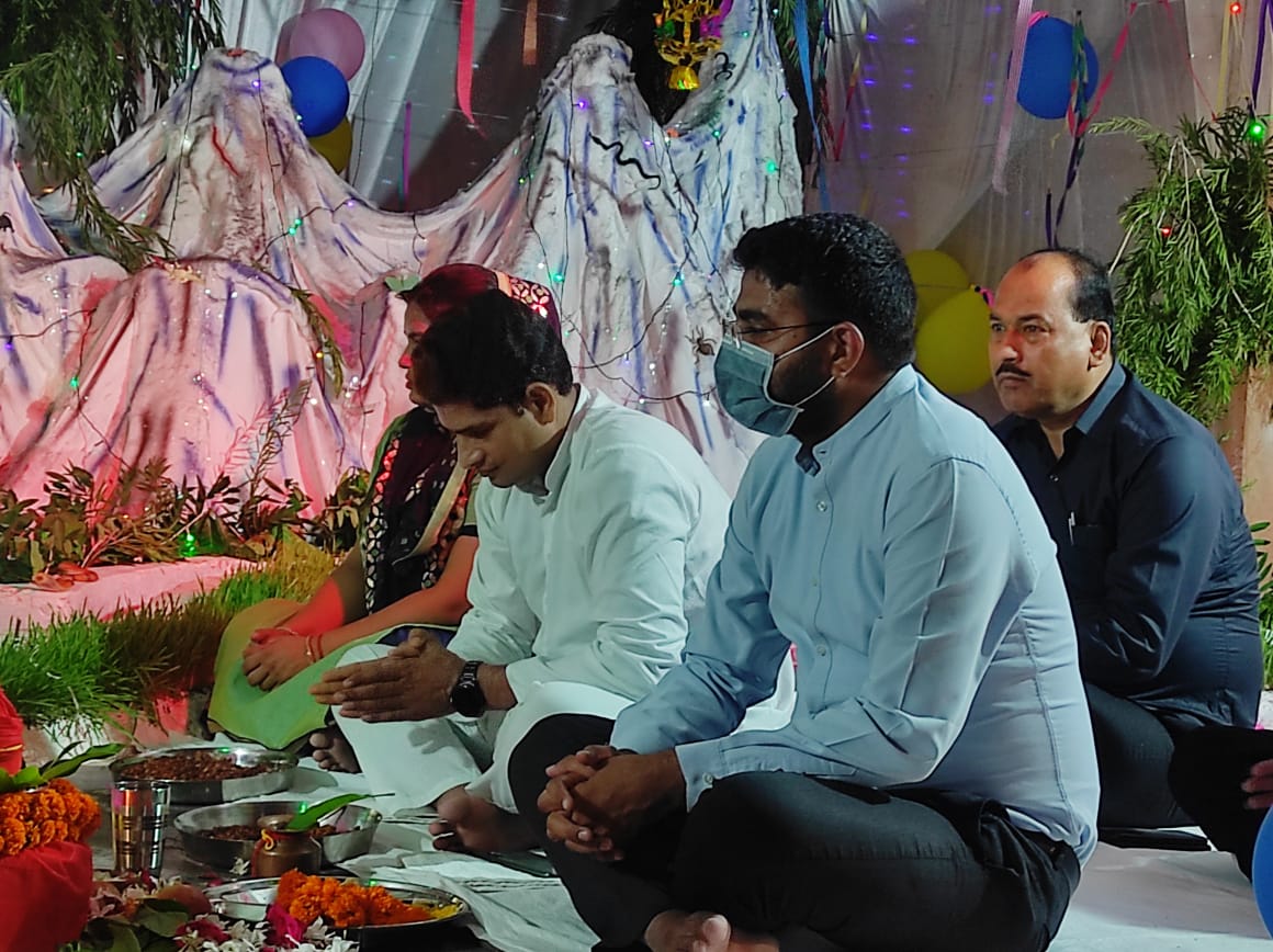 siddharthnagpol's tweet photo. #Janmashtami2021 के अवसर पर जनपद सिद्धार्थनगर के समस्त थानों द्वारा साजो-सजावट कर भजन कीर्तन करते हुए श्रीकृष्ण जन्माष्टमी को हर्षोल्लास के साथ मनाया गया तथा #DMsdr व #Sp_Sdr द्वारा पुलिस लाइन में #Aspsdr #Co_s एवम् अधि0/कर्म0गणों के साथ शामिल होकर पर्व को मनाया गया। https://t.co/KFjIxReup6
