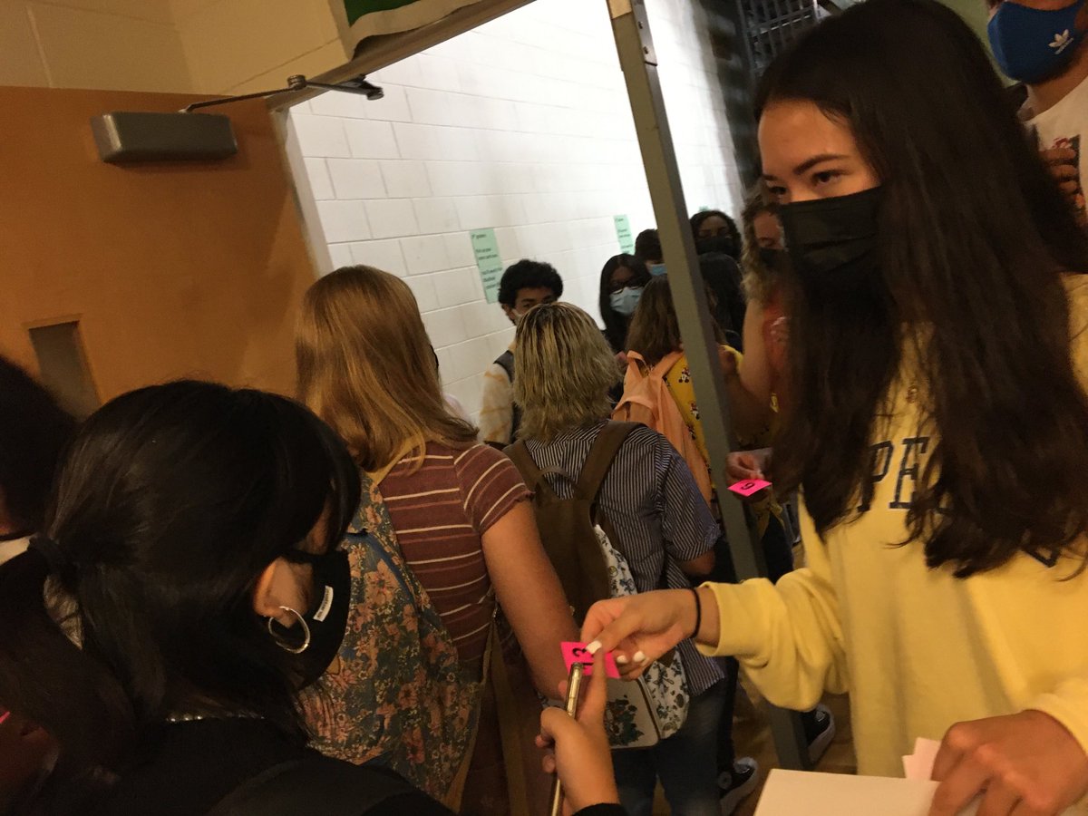 WHSSSTeach's tweet photo. So excited to see the Class of 2025 interact with each other, hear from student panelists, and learn about digital citizenship. ⁦@wasamshsu⁩ ⁦@sbeducator⁩ https://t.co/lvSOI8Q3QV