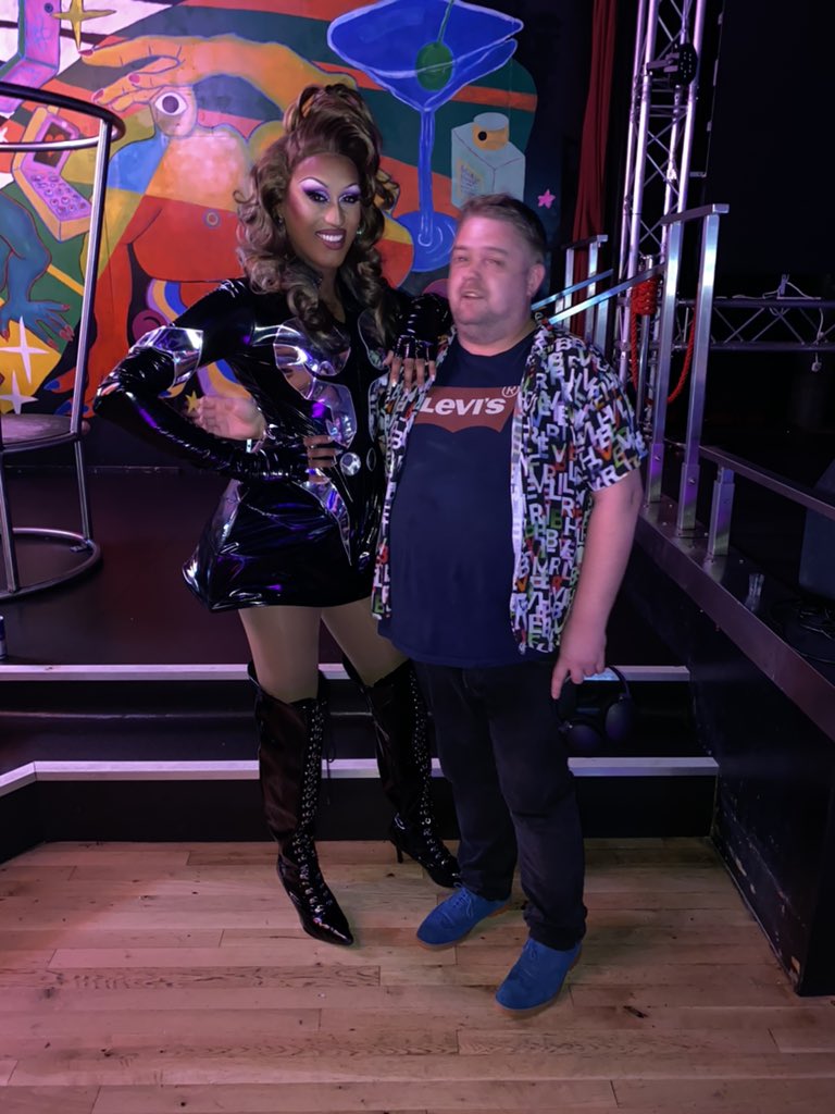 simonbarnett1's tweet photo. @thequeenpri loved meeting you tonight. Such a nice person xx https://t.co/8EJtcF2SJp