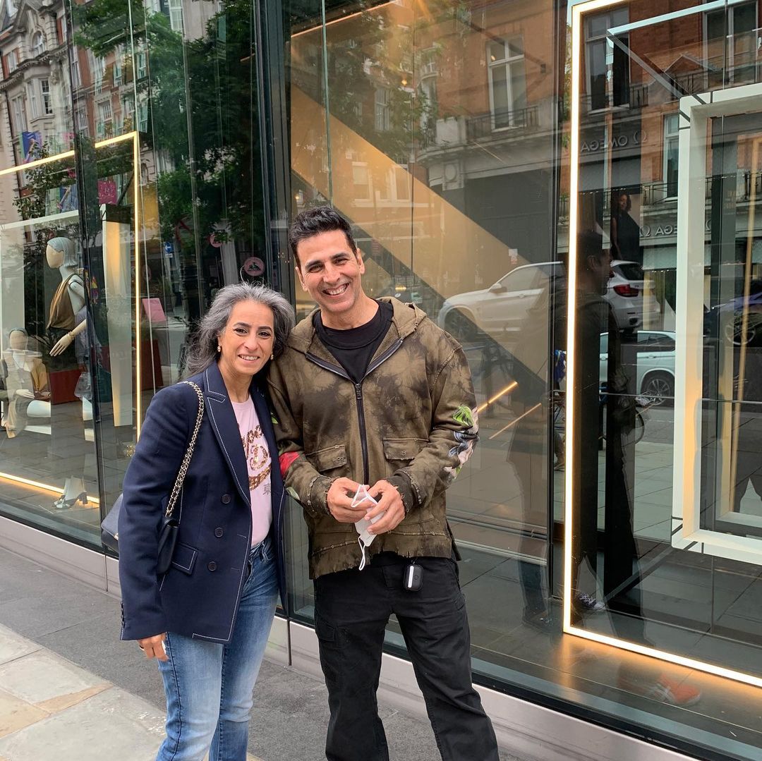 GauravAkshay16's tweet photo. #Pics @akshaykumar sir snapped at #Oxford Street in #London Yesterday😍🤗 #AkshayKumar #BellBottom #Akkians #GauravAkshay #BellBottomInCinemas #BellbottomInCinemasNow #Bollywood #bellbottomin3d #bellbottomreview https://t.co/kFNlZqiIkE