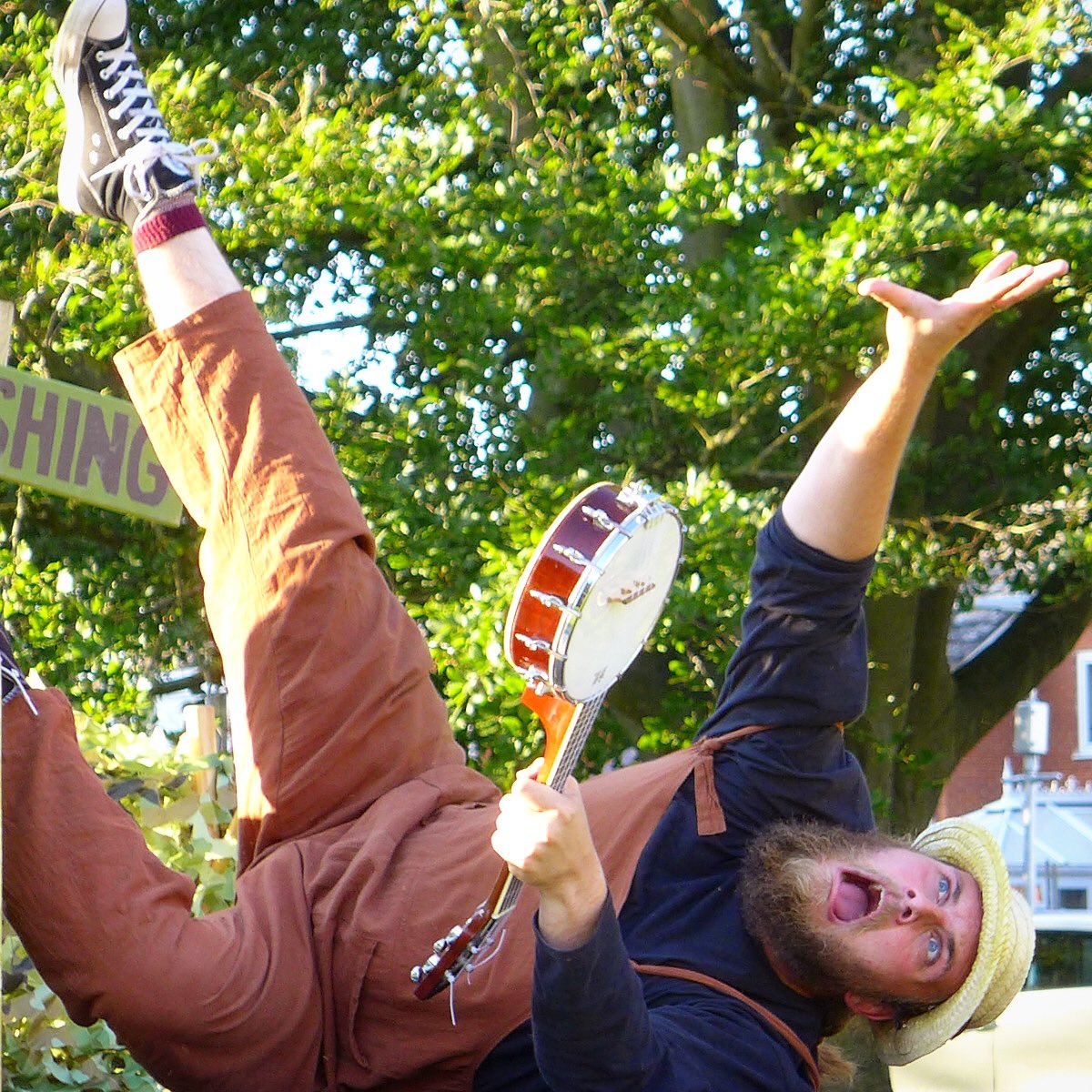 TimPhelps_'s tweet image. As we slow-mo dive into the last week of tour, It’s been an absolute blast! ❤️ I’m going to miss old Ratty and my river bank friends! @al3xr1vers @emilybeachuk @ThePantaloons 🌳🐀🦡🐸🛶 #thepantaloons #tour #outdoortheatre #theatre 📸 Photo by the amazing @timpardoe 👏🏼