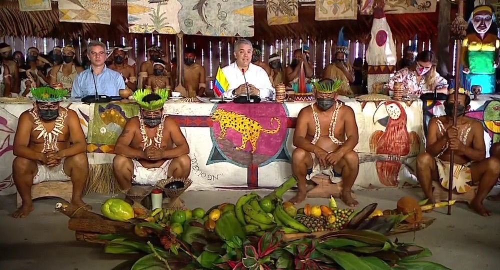 RoyBarreras's tweet photo. LA RAZA “SUPERIOR” … y abajo (debajo de su poder arrogante) el pueblo indígena. Para el museo de la infamia… https://t.co/bQLlaNmYaJ