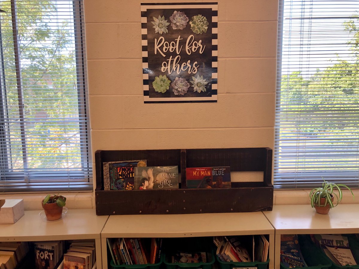 MrsElaineEast's tweet photo. My husband made this beautiful book display for our mentor texts out of a reclaimed pallet. How lucky are we?! #joyfuljourney #bestfriendbooks #upcycle https://t.co/xdij7aoNOd