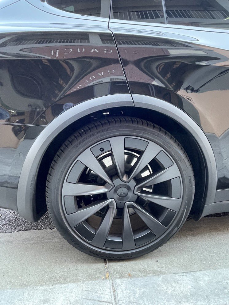 teslaownersSV's tweet image. Plaid Model X seen with dog mode on.