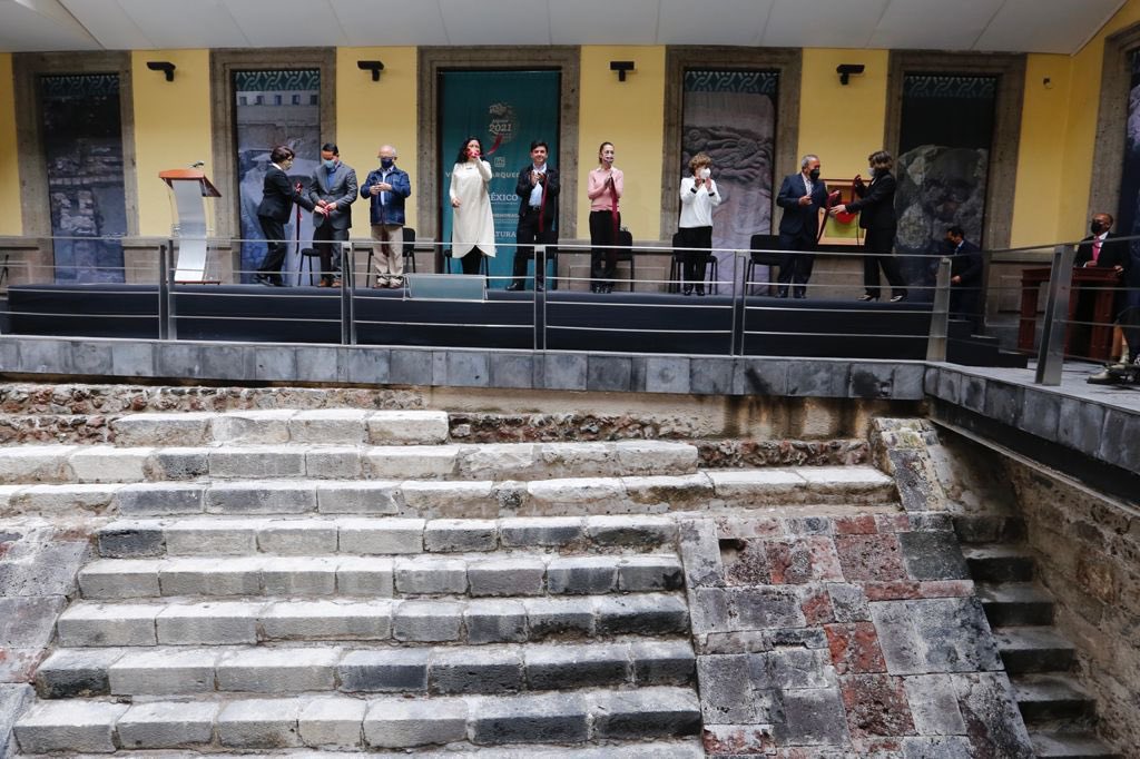 Claudiashein's tweet photo. Hoy inauguramos 'Ventanas Arqueológicas: Templo de Ehécatl, Tzompantli y Casa del Marqués del Apartado', una exposición que nos muestra la grandeza de la cultura mexica y la resistencia de los pueblos originarios.
 
No podemos pensar en el futuro si no sabemos de dónde venimos. https://t.co/2ESNdgYidG