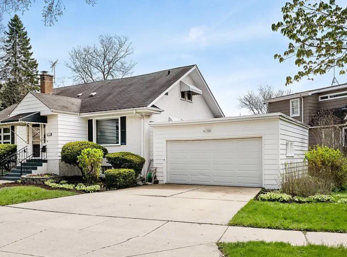 getzoomprop's tweet photo. PROPERTY OF THE DAY IN ILLINOIS❗️ ⠀⠀⠀⠀
⠀⠀⠀⠀
◾️5bd/3ba, 1,994 sqft⠀
◾️ PRICE: $424,900⠀
⠀⠀⠀
◾️Comps:⠀
$594,217⠀
$788,293⠀
$978,593⠀
$1,145,911⠀
⠀
256 E Niagara Ave, Elmhurst, IL 60126⠀
⠀
#ilrealestate #ilrealtor #cozy #ilproperty  #visitil  #propertyinvestment https://t.co/MwyUL4yxir
