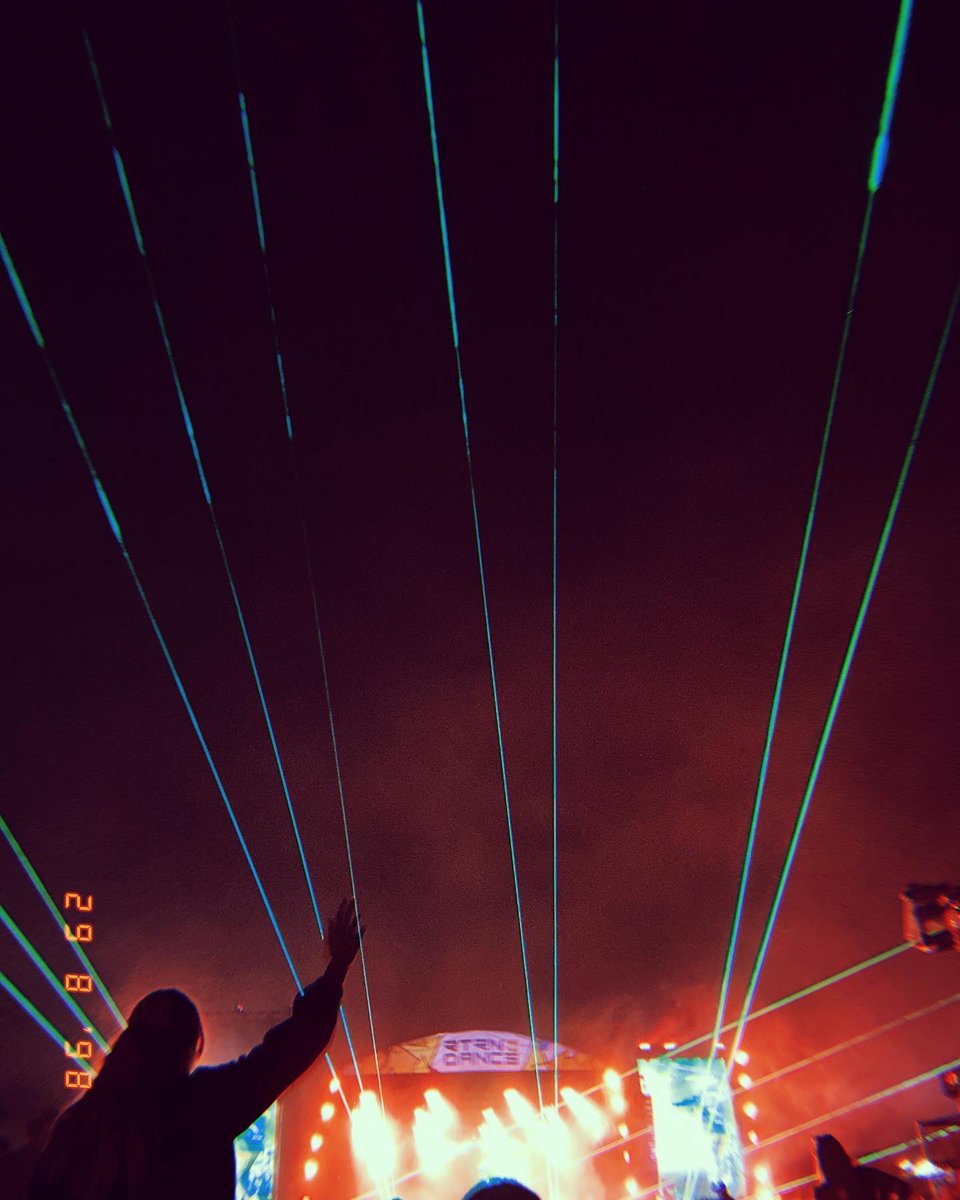 EmilyMeganX's tweet photo. Had such a sick weekend!!🤩🔥
Hung out with some lovely old friends and was finally released into one of my natural habitats-- festivals🥰⚡️
#Return2Dance 🎇🎆 https://t.co/6bsT1gyjrP