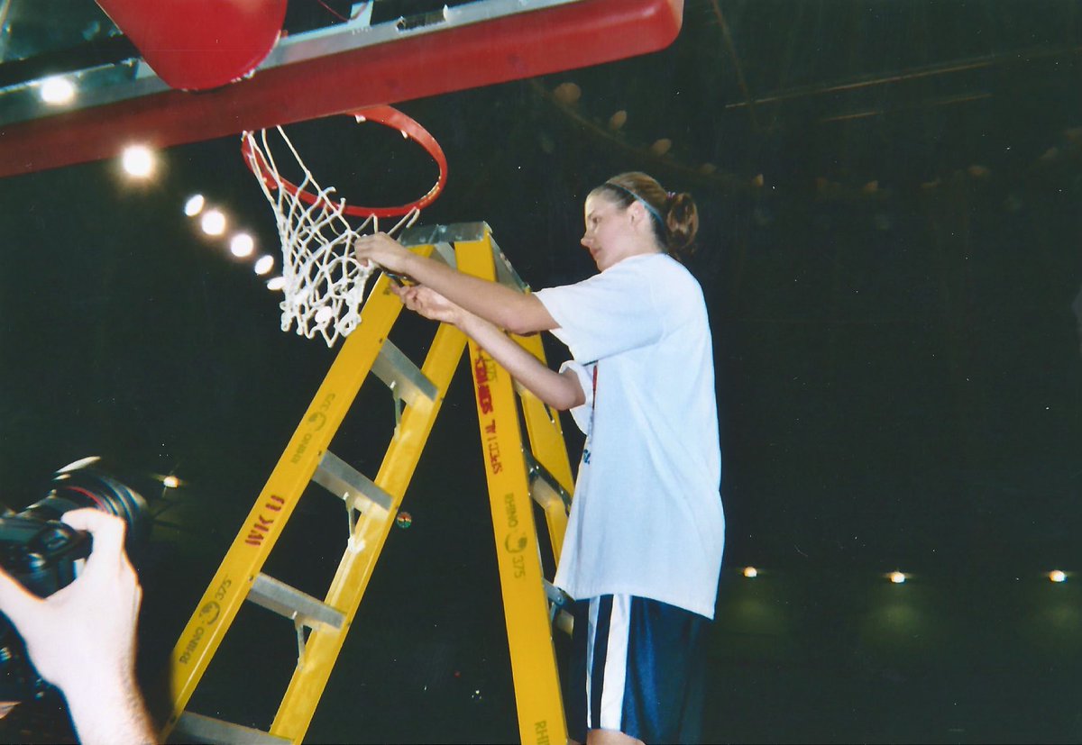 ValkyriesBBall's tweet photo. Sacred Heart basketball lost a super star my daughter in law, Elizabeth Campbell Moir.  God does not make them any better than her.  Our hearts are broken.  Rest easy #30 https://t.co/Gs3uhh88hA