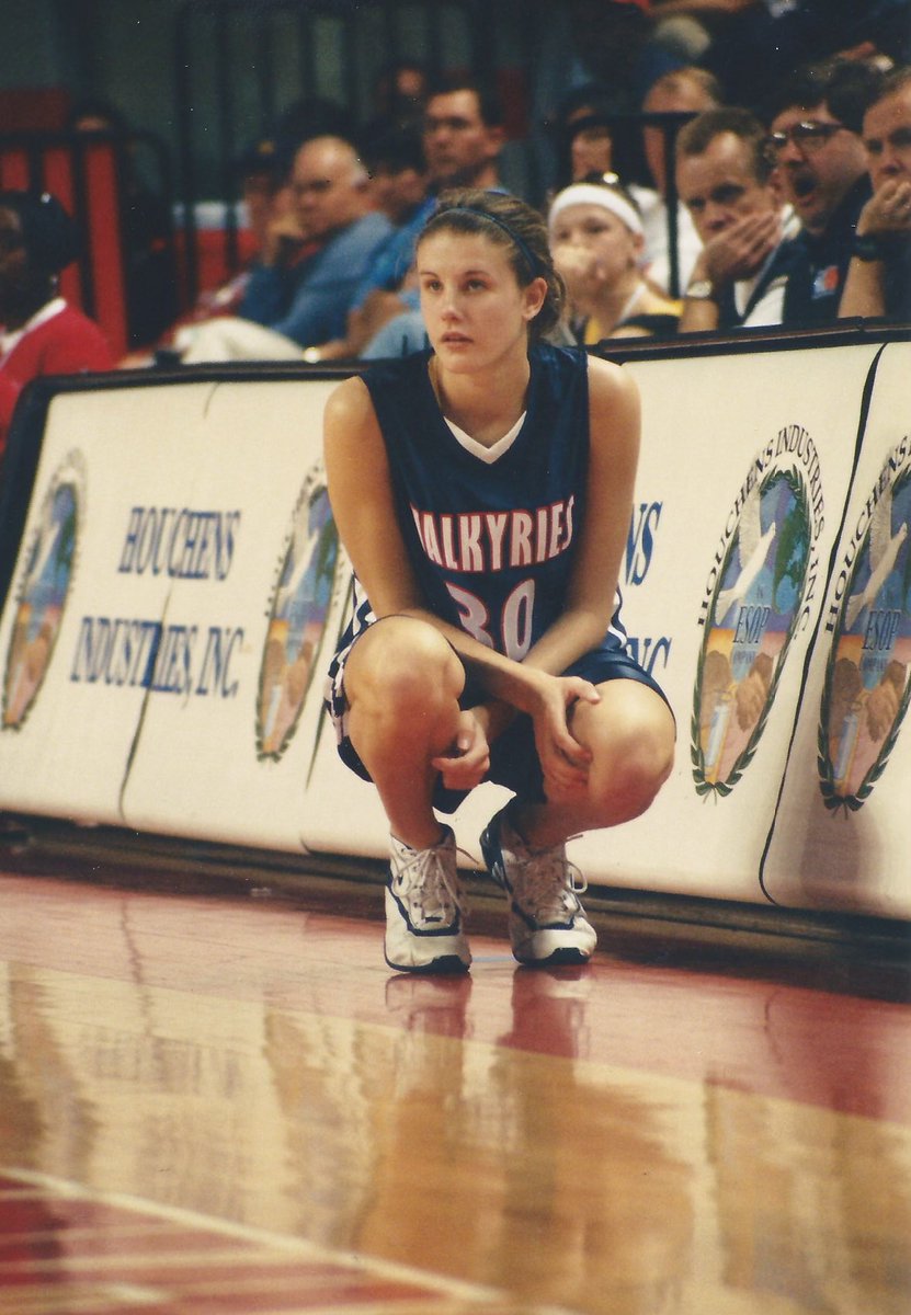 ValkyriesBBall's tweet photo. Sacred Heart basketball lost a super star my daughter in law, Elizabeth Campbell Moir.  God does not make them any better than her.  Our hearts are broken.  Rest easy #30 https://t.co/Gs3uhh88hA