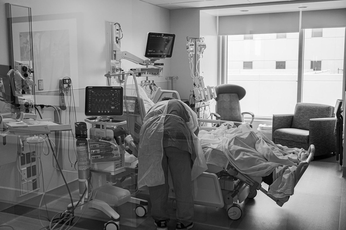 Lee_Health's tweet photo. βIt was quite a shock to see every single patient in our 52 bed ICU be diagnosed with COVID, besides one or two,β said Samantha Smith, RN, ICU, GCMC. βThey are all super sick, intubated, sedated and on their bellies, itβs disheartening.β
Read more: https://t.co/RsjSP1eBfb https://t.co/W00hO6RKTQ