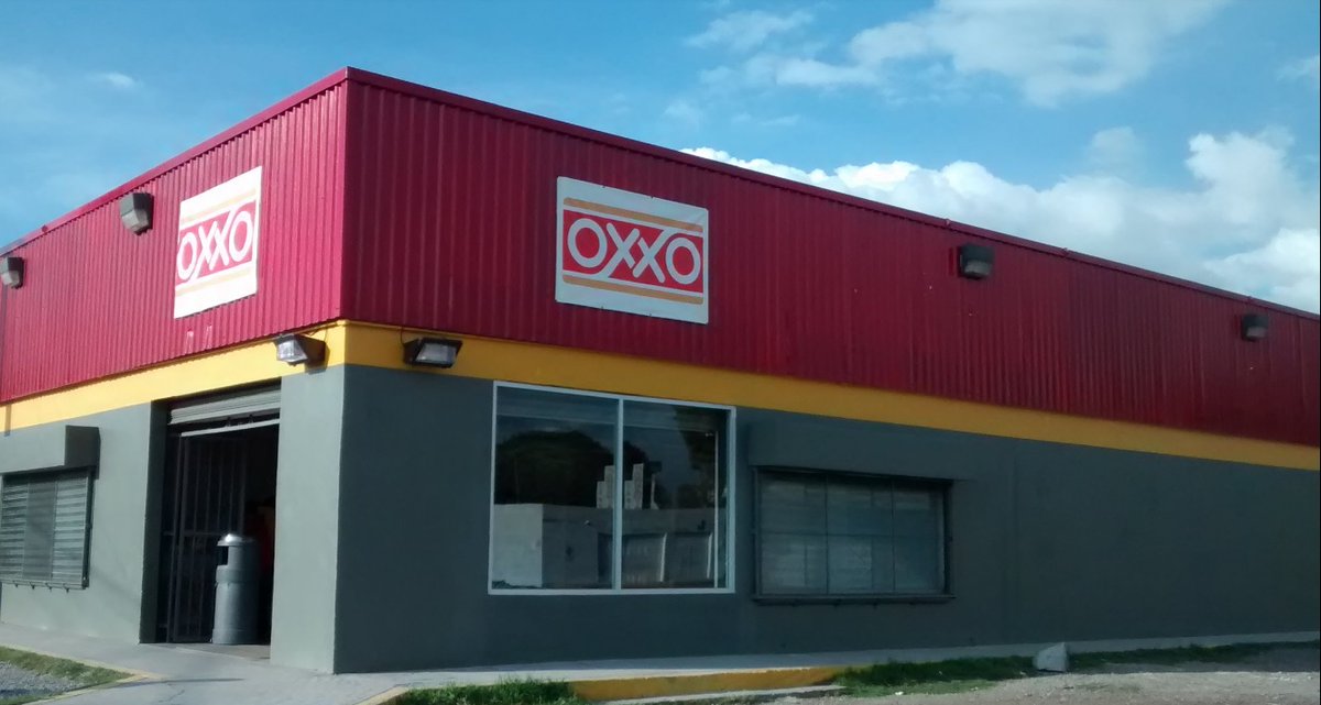 nonstandardoxxo's tweet photo. 19. Oxxo Bella, Santiago Tulyehualco

También conocido como el Oxxo Brutalista. (El brutalismo destaca por no esconder o disfrazar los materiales de los que está hecho).

En este caso, el Oxxo está construido con concreto, lámina y restos de un contenedor ferroviario.

Activo. https://t.co/XGq1gBT1N6