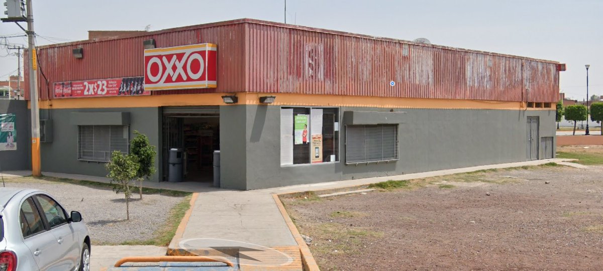 nonstandardoxxo's tweet photo. 19. Oxxo Bella, Santiago Tulyehualco

También conocido como el Oxxo Brutalista. (El brutalismo destaca por no esconder o disfrazar los materiales de los que está hecho).

En este caso, el Oxxo está construido con concreto, lámina y restos de un contenedor ferroviario.

Activo. https://t.co/XGq1gBT1N6