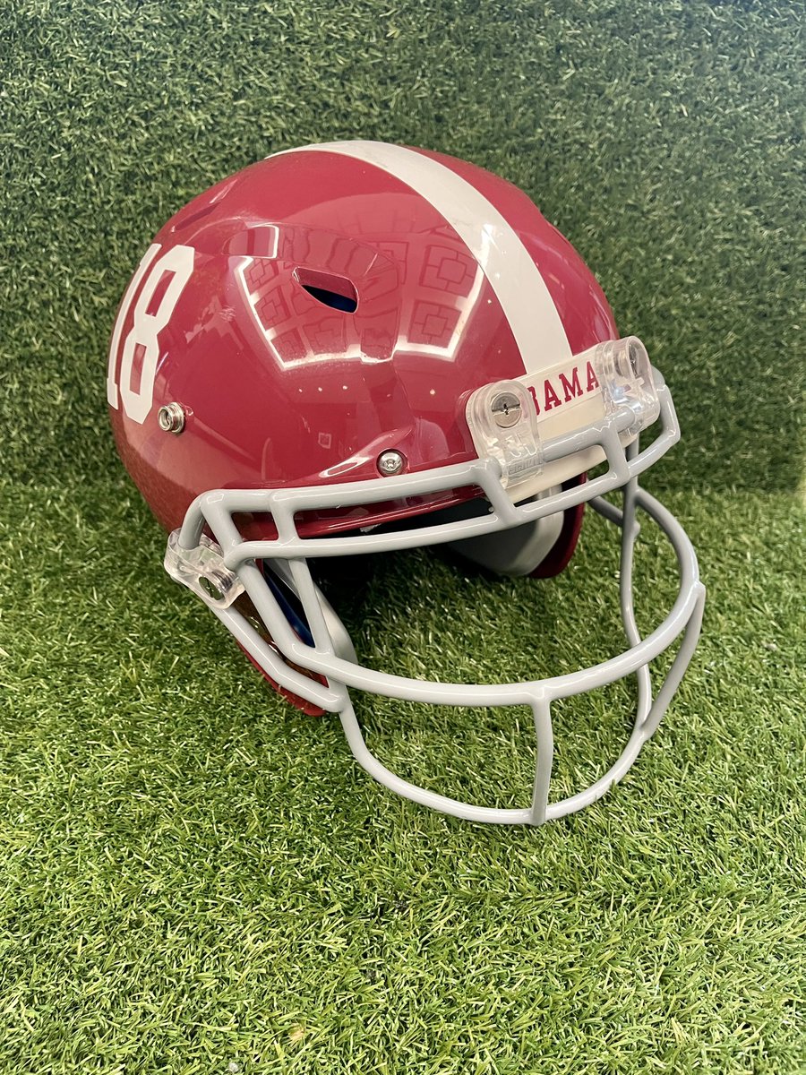 Hey @AlabamaFTBL fans…. Do any of y’all want your very own Alabama helmet?? 🐘🏈 Like & Retweet this tweet for your chance to win - must be following us to be considered.. GOOD LUCK! 🤞