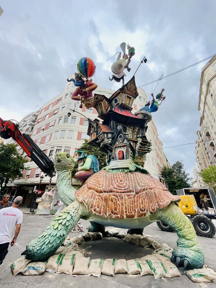 fallajcb's tweet photo. 🐢 “Una Festa per a un Aniversari” ya es una realidad!
Manuel Algarra y su equipo han trabajado durante todo el día en la plantá para dejarla lista. Así de bonita se puede visitar ya en nuestra plaza.
¿Os gusta? 🥰
#FallaJCB #Falles21 #FallesAlCarrer https://t.co/xqa82UNHTG