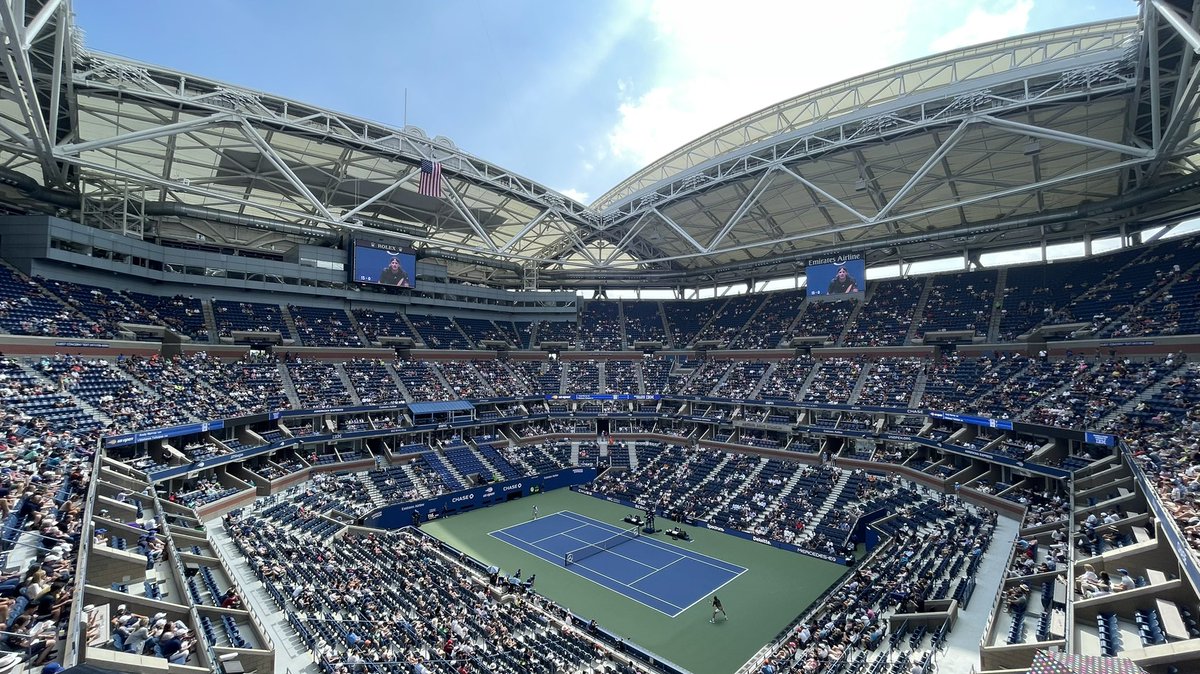 jonmawr's tweet photo. @_markpetchey @usopen Just the maestro @andy_murray doing what he does best!! 🎾 https://t.co/k8wHM4YhAu