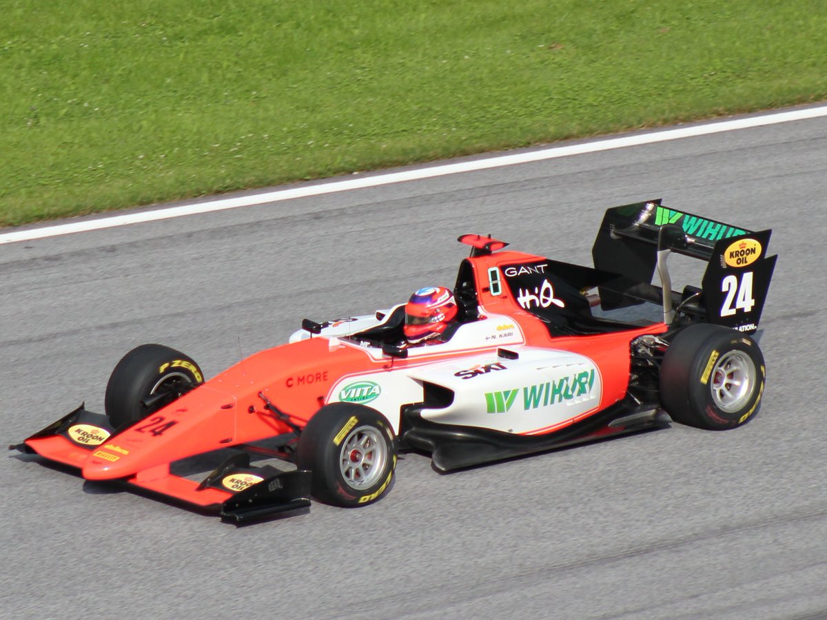 europeanwf1's tweet photo. --> Pré Temporada - Sri Lanka Day 1 <--

- INCRIVEL INCRIVEL RAGHUNATHAN (@MPMotorsport_F1) FUGIU DO ANTI DOPING E FOI CORRENDO PRA PISTA PARA MARCAR A MELHOR VOLTA DO DIA!!!

- ISSO TUDO NA CHUVA!! Rowland (@CamposF1v) não economiza e mete o blefe do P2 e Leclerc fecha o top 3!! https://t.co/VzzN76s9O8