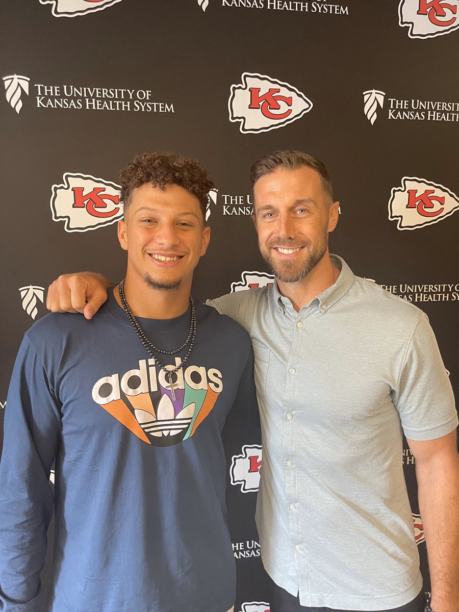 FanSided's tweet photo. Patrick Mahomes and Alex Smith reunited 🤝🔥

(📸 @Chiefs) https://t.co/JFhBtSSCbr