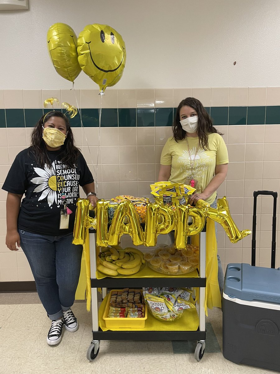 AmyLeeSinclair's tweet photo. The ☀️SUNSHINE CART☀️ brought cheer and smiles to our #beavertech staff today! Monday was a perfect day for our first Staff Pick Me Up! @BeaverMST_Stars @gisdmagnets @gisdnutrition https://t.co/nwktXgxi4Z