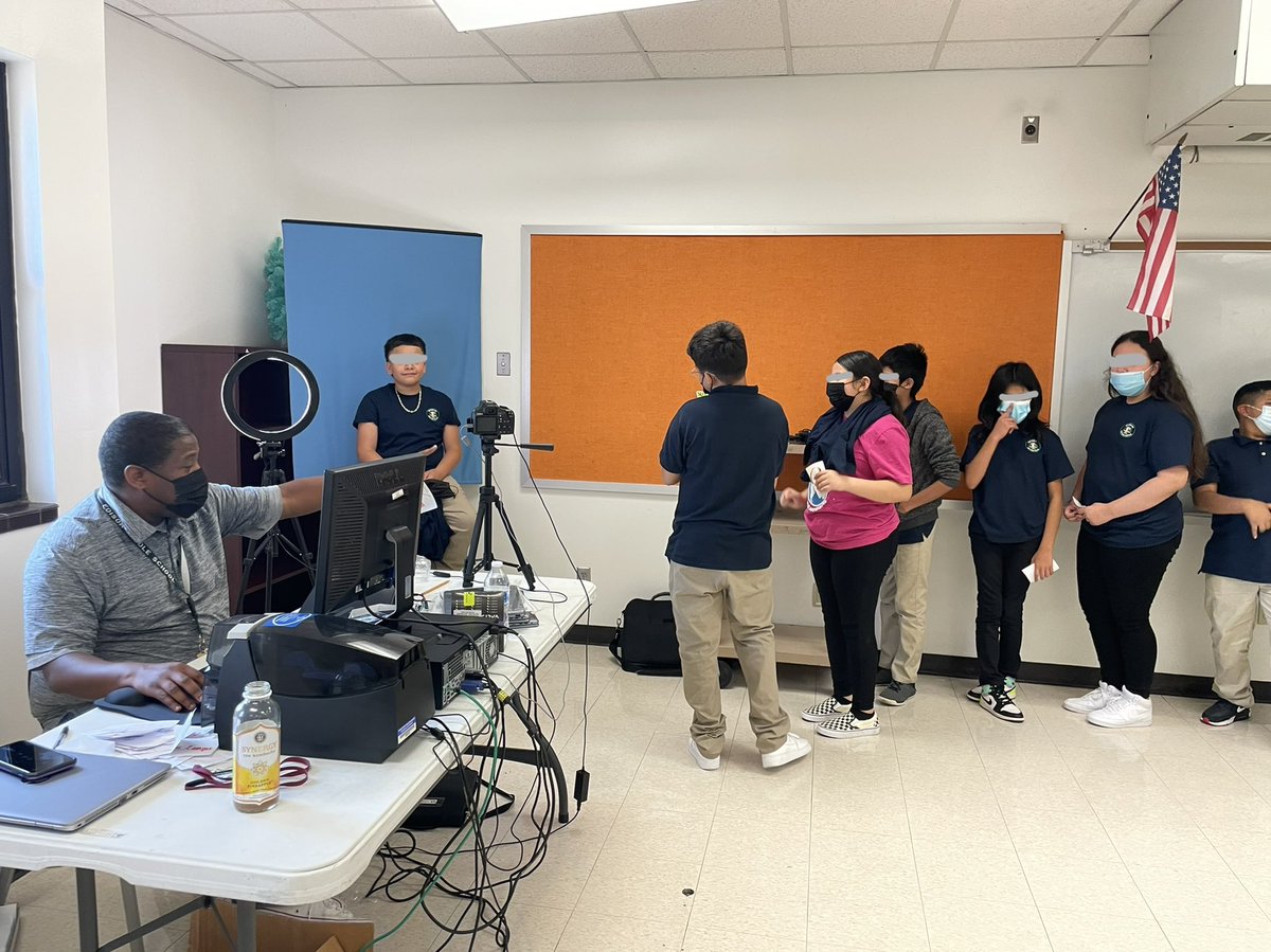 maiyamoore26's tweet photo. @edison_school Chromebook deployment! Excited to see what these kiddos will do with 1:1 #tech from @dpvils and @TeamHISD https://t.co/K15lW2LKms