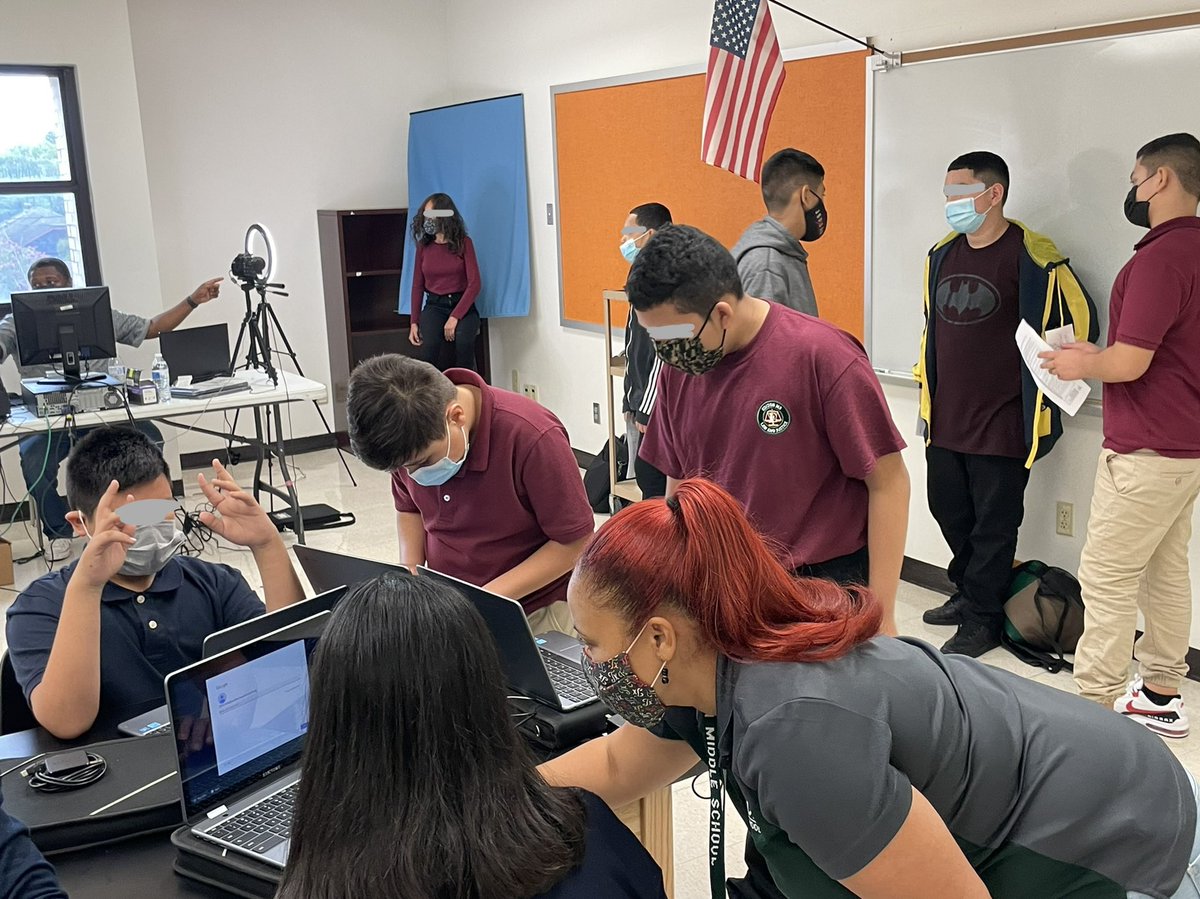 maiyamoore26's tweet photo. @edison_school Chromebook deployment! Excited to see what these kiddos will do with 1:1 #tech from @dpvils and @TeamHISD https://t.co/K15lW2LKms