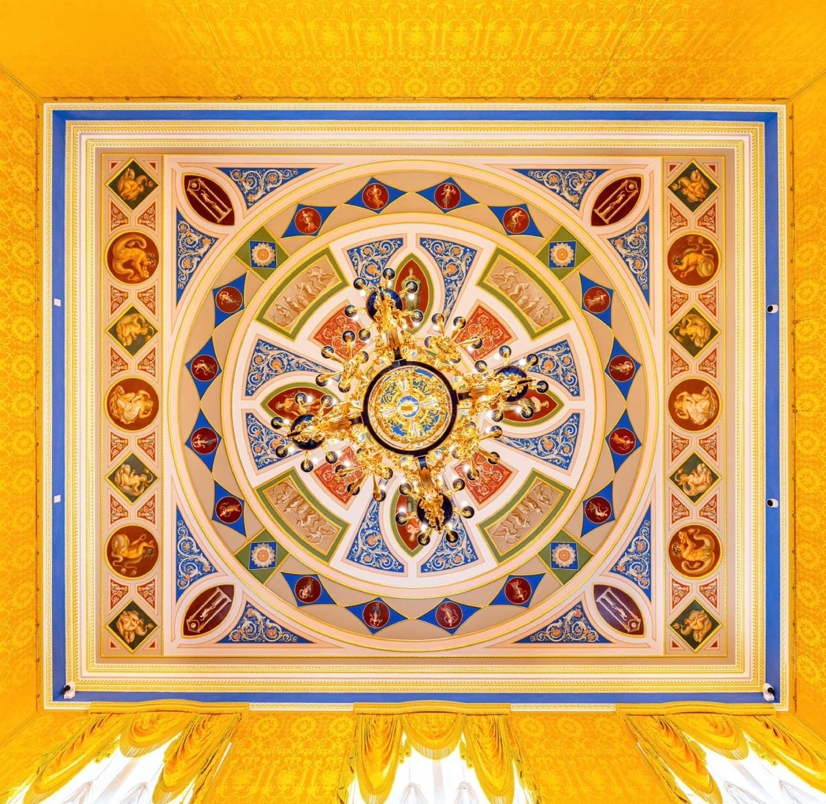 🇷🇺Лучшее начало дня: созерцать великолепные плафон 1780х и люстру 1850х в #ЛионскийЗал. #ЕкатерининскийДворец #ЦарскоеСело
📷Andrey Belimov-Guschin
🇬🇧What's best in the morning? Of course the gorgeous 1780s ceiling &amp; 1850s chandelier in #LyonsHall. #CatherinePalace #TsarskoeSelo