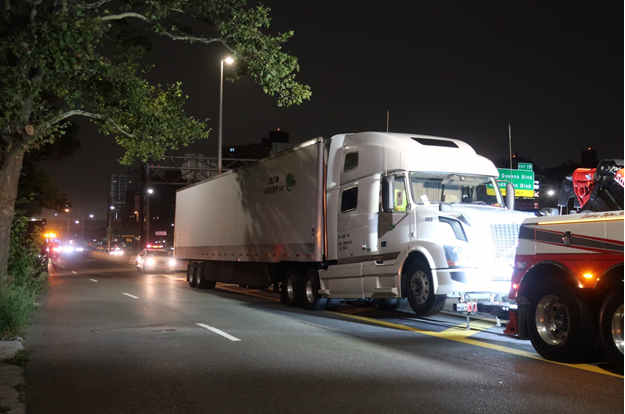 NYCSHERIFF's tweet photo. Last night deputy sheriffs continued operation "CON- TEMPORARY" with officers from @NYPD112Pct in a joint operation. Illegally parked tractor trailers &amp; tractor trailers with illegal paper plates were seized from Horace Harding Expressway between 99 St. &amp; 102 St🛑 https://t.co/Ht2mvHNwtU