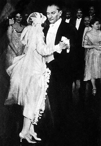 SDKoleksiyon1's tweet image. Vals de yaparız, halay da çekeriz, zeybek de oynarız...
Biz Atatürk Gençleriyiz...