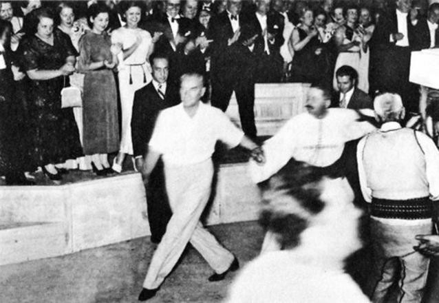 SDKoleksiyon1's tweet image. Vals de yaparız, halay da çekeriz, zeybek de oynarız...
Biz Atatürk Gençleriyiz...