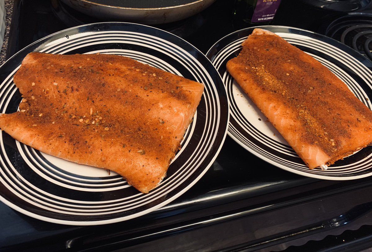 VoiceOfTheStar's tweet photo. Told her I’d cook. She chuckled. Took it as a personal challenge to show her I got hands in the kitchen. #oldschooler
The chuckle turned to a blush. 🖤 https://t.co/JoKIP5iuVp