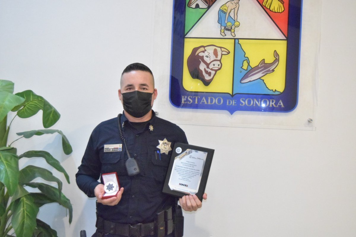 RSonoraFM's tweet photo. Otorga la @ssp_sonora condecoraciones a Policías Estatales por mérito policial, valor, honorabilidad y servicio dentro de las filas de la corporación.
@PespSonora https://t.co/ACsLvHEcNt