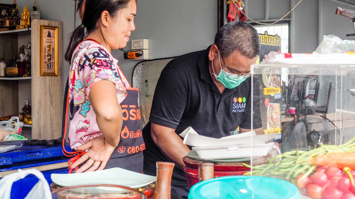 SiamAllFood's tweet image. ขอขอบคุณ "ร้านแซ่บแฮง อาหารอีสาน" ซอยอุ่นอารีย์ สมุทรปราการ ที่เพิ่มเมนู ไก่ย่างเขาสวนกวาง อีก 1 เมนู นะครับ ส่วนเมนู ลาบ ส้มตำ น้ำตก ก็อร่อยมาก! ใครอยู่แถวนั้นสามารถสั่งผ่าน Robinhood และ Lineman ได้นะครับ ^^

สนใจ แอด Line : bit.ly/2QcYz5j หรือ สอบถาม 064-936-6983