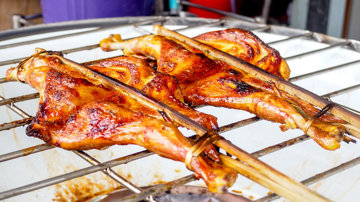 SiamAllFood's tweet image. ขอขอบคุณ "ร้านแซ่บแฮง อาหารอีสาน" ซอยอุ่นอารีย์ สมุทรปราการ ที่เพิ่มเมนู ไก่ย่างเขาสวนกวาง อีก 1 เมนู นะครับ ส่วนเมนู ลาบ ส้มตำ น้ำตก ก็อร่อยมาก! ใครอยู่แถวนั้นสามารถสั่งผ่าน Robinhood และ Lineman ได้นะครับ ^^

สนใจ แอด Line : bit.ly/2QcYz5j หรือ สอบถาม 064-936-6983