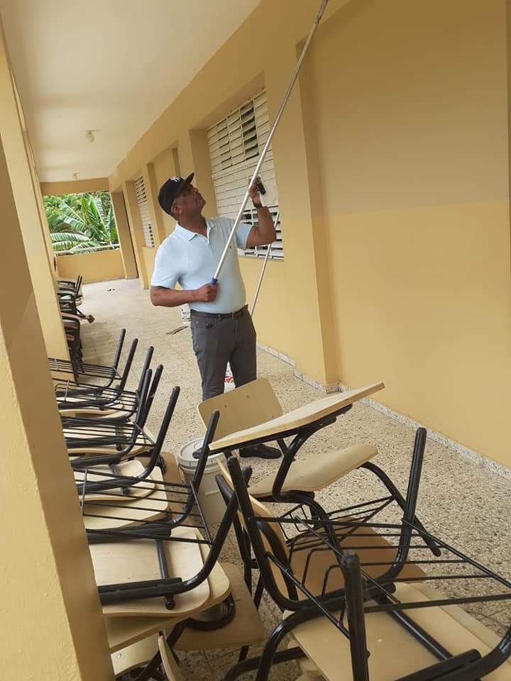 MartaLu60008744's tweet photo. VILLA ALTAGRACIA. El Ministerio de Educación dió inicio al proceso de mantenimiento correctivo en los ámbitos de pintura, electricidad, agua y plomería en la escuela Felipe Soto, de  la comunidad de Los Ganchos, @RobertoFulcar
@luisabinader https://t.co/Kq6jLLalkB