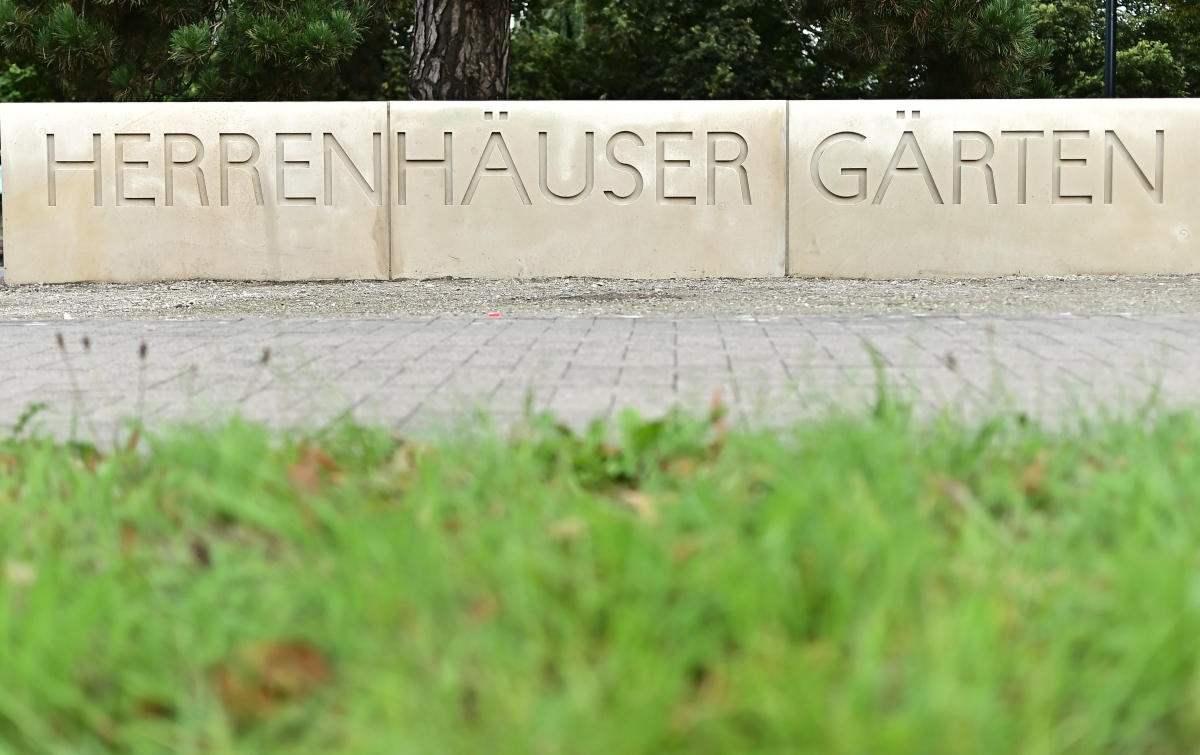 #Hannover: Herrenhäuser Gärten setzen ein Zeichen aus Stein. Der fünf Meter lange Steinblock weist mit seiner Inschrift die Besucher wie eine Visitenkarte auf den Barock-Garten hin. Die drei Blöcke aus Bentheimer Sandstein wiegen jeweils zweieinhalb Tonnen.