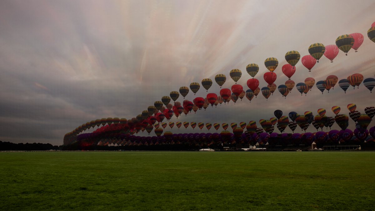 PhotobyJW's tweet image. 45 minute time-lapse of the #YorkBalloonFiesta Sunday Sunrise launch stacked together to create their #flightpaths #York #yorkshire #hotairballoon
