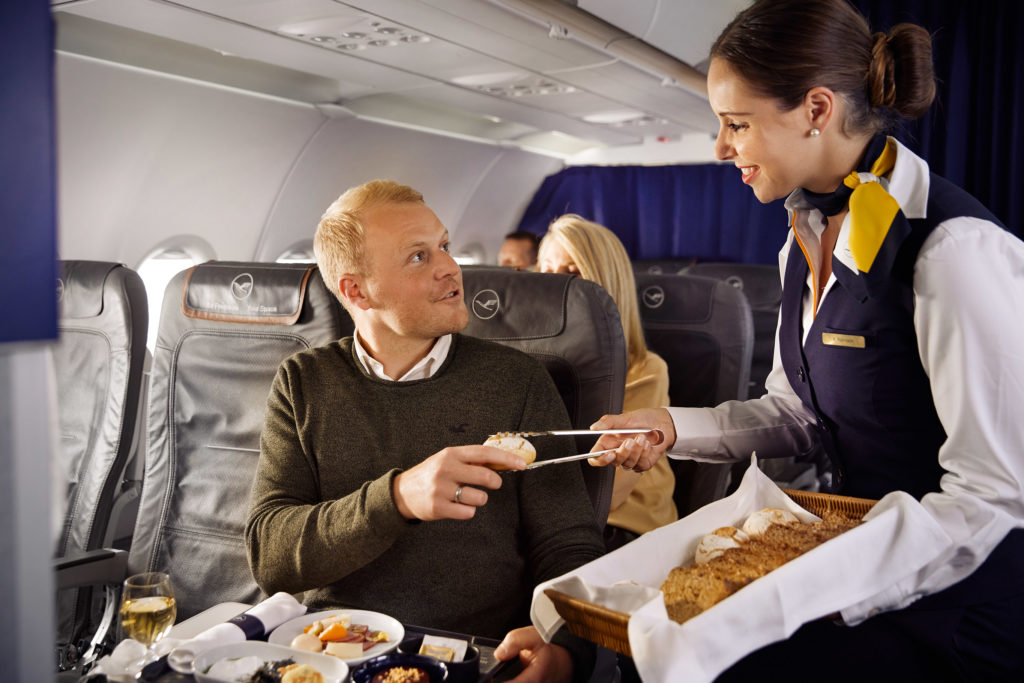 InsideFlyerDE's tweet photo. "Tasting Heimat": Lufthansa stellt neue Business Class Menüs vor - https://t.co/SJDcc7OFAk https://t.co/2CeH2puUqu