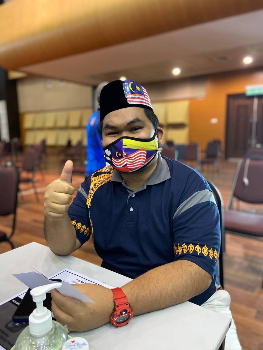 usim's tweet photo. Antara gelagat sukarelawan dan pengunjung di PPV IPT Mega USIM yang berbusana tradisional dan mengibarkan Jalur Gemilang untuk memeriahkan semangat patriotik sempena Hari Kebangsaan yang ke-64 ini.
#KitaMestiMenang
#USIMJagaSemua
#PPVIPTMegaUSIM https://t.co/RZDPYIM3Uz