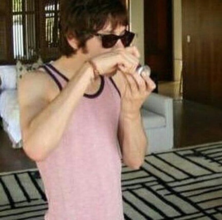 Oh my god . happy birthday ryan ross 