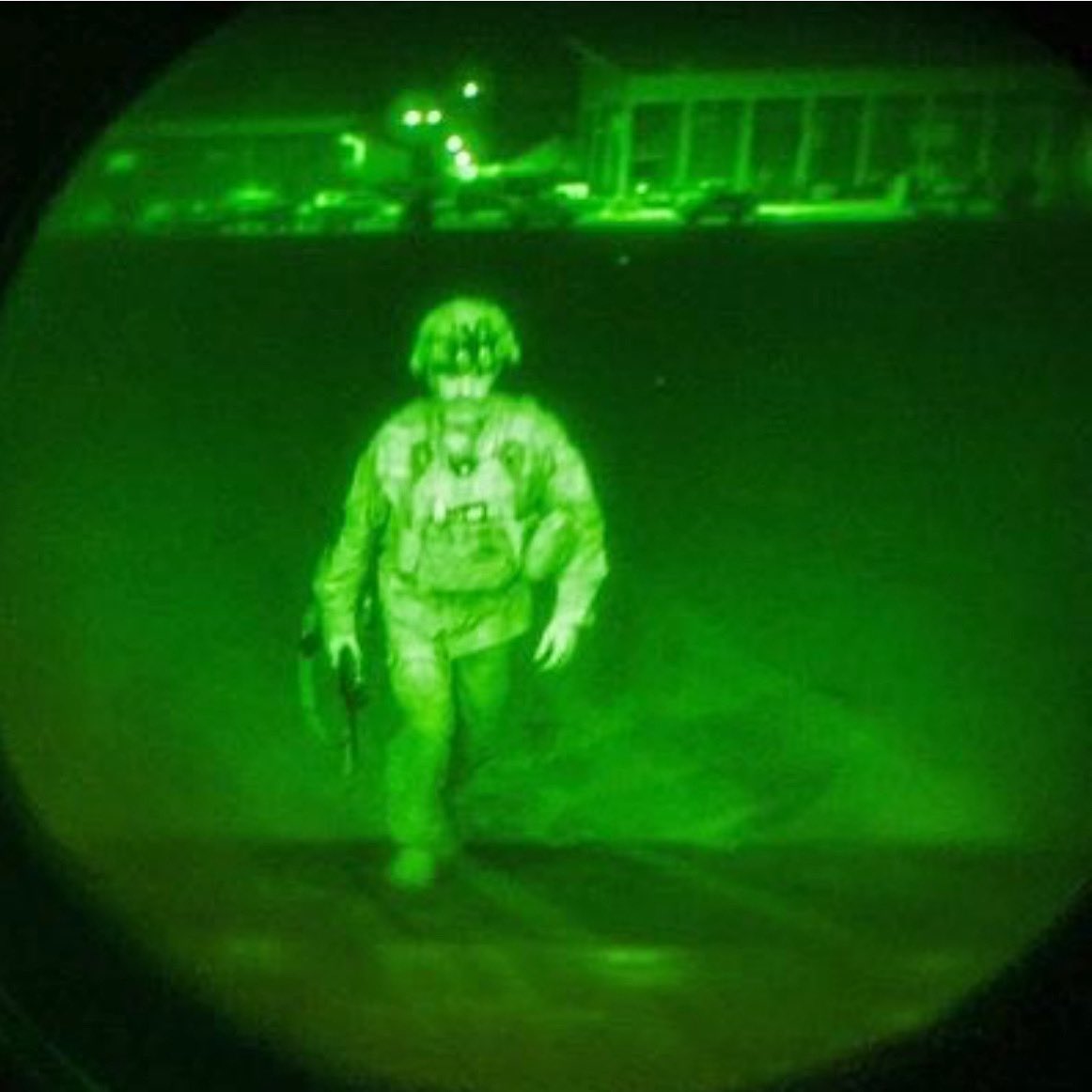DrunkOldGrad's tweet photo. General Chris Donahue - Class of 1992 - commander of the 82nd Airborne, boarding the C-17 as the last US service member in Afghanistan. https://t.co/greFN5gvIc